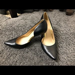 Black 7.5 size pumps